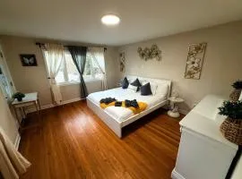 Cozy Private Queen Room 1 with Desk TV and WiFi near Yale
