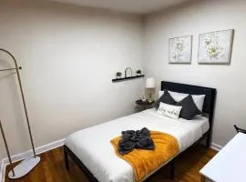 Cozy Private Twin Room 2 with Desk TV and WiFi near Yale