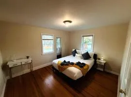 Cozy Private Queen Room 3 with Desk TV and WiFi near Yale