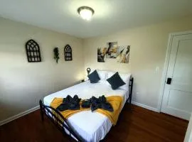 Cozy Private Queen Room 4 with Desk TV and WiFi near Yale