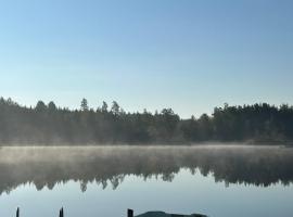 Live with nature, your own jetty, boat & sauna!, hotel a Tingsryd