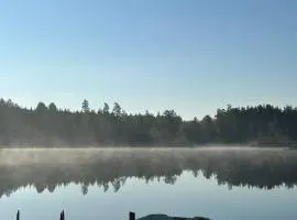 Live with nature, your own jetty, boat & sauna!