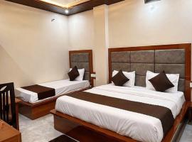 Vrindāvan में, होटल Hotel Shakti Stay - Vrindavan #Near Temples #Couple Friendly #Near Gol Chowk #Family & Deluxe Rooms #Ac Rooms #Lift #Budget Friendly