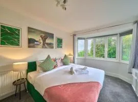 Contractor Base 4BR Fast WiFi Parking High Wycombe