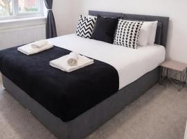 3 Bedroom Family Home with Drive & Garden near South Wimbledon, hotell i Mitcham
