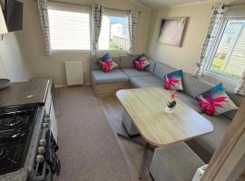 Seaside Caravan in a Leisure Park with WiFi & Parking - 3 bedrooms โรงแรมในMeliden