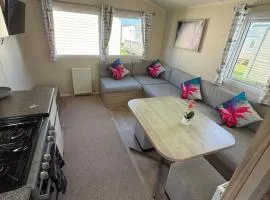 Seaside Caravan in a Leisure Park with WiFi & Parking - 3 bedrooms