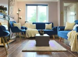 Luxury Heathrow Modern House with Parking & Fast WiFi