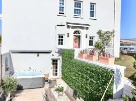 Spacious Sleeps 13 plus , Beachfront home in Shaldon