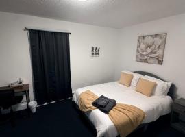 Nona - Private Room 1 with Parking, Desk & Fast WiFi near Yale, Quinnipiac, SCSU & Hospitals，哈姆登的飯店