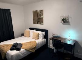Nona - Private Room 2 with Parking, Desk & Fast WiFi near Yale, Quinnipiac, SCSU & Hospitals，哈姆登的飯店
