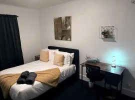 Nona - Private Room 2 with Parking, Desk & Fast WiFi near Yale, Quinnipiac, SCSU & Hospitals