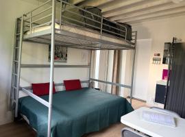 Studio meublé 1 pièce entièrement équipé sans cloisons séparatives, Hotel in Chavagnes-en-Paillers