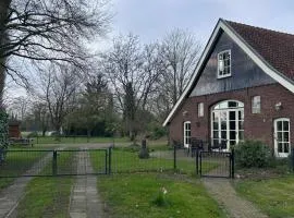 Huize Kroezzz sfeervolle authentieke vakantie woning met 3 slaapkamers, omheinde tuin en honden welkom