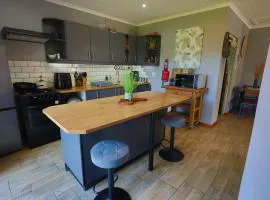 PINE COTTAGE Self catering fully equipped 2 bedroom, Queen bed 3 singles 65sqm cosy private cottage