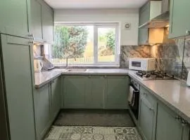 Family-Friendly Detached House Near Leeds and Bradford with Garden