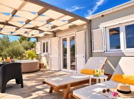 Olive Garden Home with Hot Tub, Hotel in Mirce
