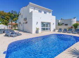 Oura - Large Villa - Private Pool - 5 Bedrooms: Albufeira'da bir otel