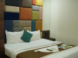 Near Beach HOTEL - VERSOVA INN, ξενοδοχείο σε Jāmb