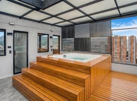 Acogedor Apto con Jacuzzi, Sauna y Gran Vista, hotel i Sabaneta