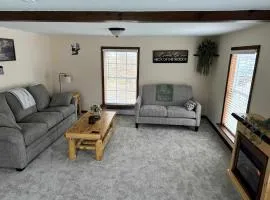 Cozy Cottage Sleeps 4 Walk to Downtown Springs