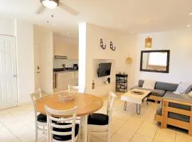 VVII42 Bright Tama 2BR Condo Walk to Beach and Pool