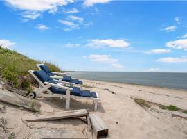 Rustic Beachfront Cottage with Private Beach、Wading River Landingのホテル