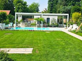 Luxurious large home with Pool, Garden, Koi Pond only 12 min to Octoberfest, מלון במינכן