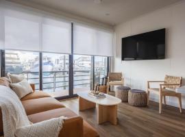 Waterfront & Heated Pool - Break Awai Floating Villa, hotel a Stock Island
