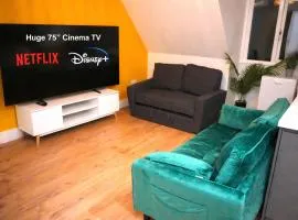 Canterbury High St - 2 Bed Apt Sleeps 5 - 75 inch TV SS1