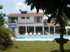 Casa 4 dormitorios en Condominio El Peñón, Girardot
