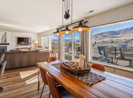 Cozy Condo in Chelan with Balcony & Views، فندق في شيلان