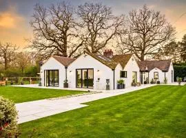 Luxury Ascot Villa Steps from Royal Ascot, 5 mins to Legoland Windsor Resort, 10 mins to Windsor Castle