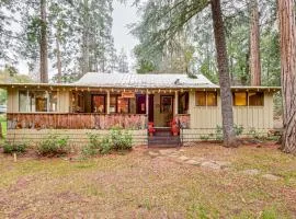 Gateway to Sequoia Nat’l! Rustic Cabin w/ Patio