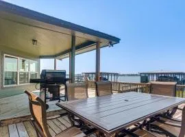 Boat, Fish, Unwind! Lakefront Livingston Getaway