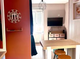 Cozy studio - Ploërmel city center - Wi-Fi et parking、プロエルメルのホテル