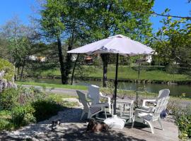 Cosy Cottage on the Lake, Hotel in Écuras