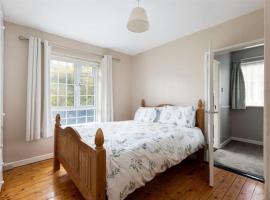 Cozy Homestay with Sea & Garden Views Ultra Fast WiFi Close to Town, khách sạn ở Wicklow