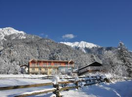 Landhaus Knura, hotel v Hermagoru