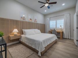 Modern Pristine Condo - Walk to RestaurantsShops, HikesTrails, hotel i Tucson