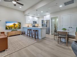 Modern Desert Retreat Walk to Dining & Shopping Near Scenic Hikes & Trails、ツーソンのホテル