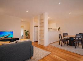 Modern 2BR Townhouse with BBQ & Pool Access, hotel in Muswellbrook