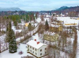 Ljungaverk Takvåning med Ekgolv och badkar nära älven, Hotel in Ljungaverk