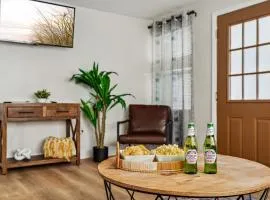 NEW! Clearwater Gem, 10 Min to Beach, 2 Min to Downtown Dunedin, King Bed