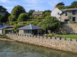 The Boathouse - Salcombe - Spring Time Tiny Home, viešbutis mieste Solkomas