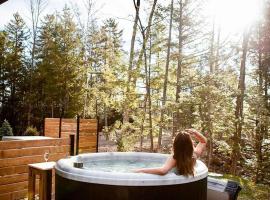 NEW! Luxe Nature Chalet Spa | Chic Shack Tremblant, hotell i La Conception