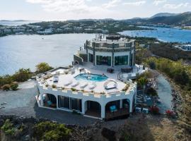 Castle at Cabrita STUNNING Rooftop Views - FULLY RENOVATED, hotel v destinácii East End
