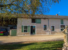 Gîte familial avec piscine partagée, terrasse et WiFi - FR-1-591-635, hotel a Ségry