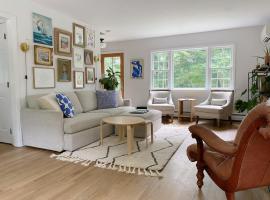 CT Retreat - Stream, Lush Gardens, Optional Studio, hotelli kohteessa Norwalk