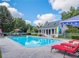 Four Acres Retreat, hotel din Watertown